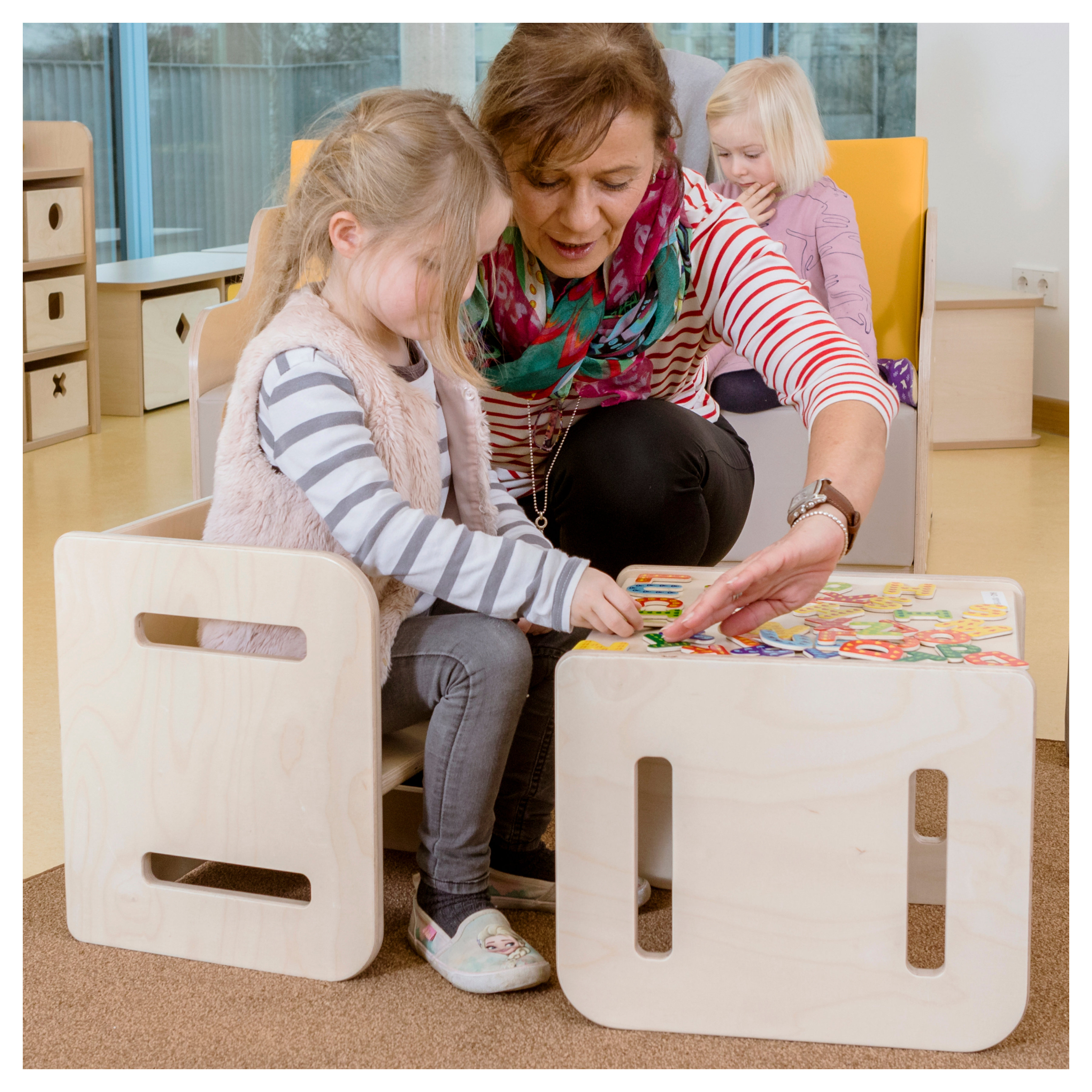 Kleines Mädchen sitzt auf Wendehocker